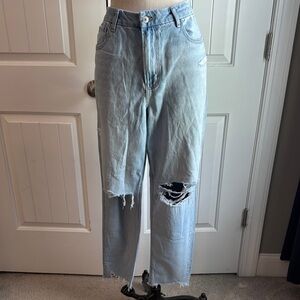 American Eagle Outfitters Strigid Curvy Ripped Mom Jean